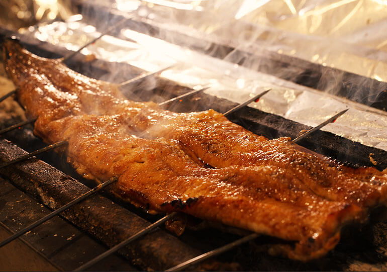 鰻を焼く