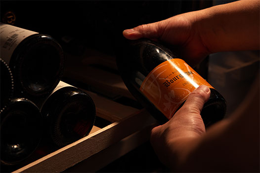 ワインを取り出す手元